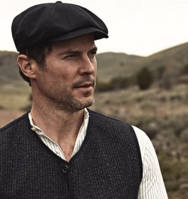 Topi Newsboy dengan Corak Klasik